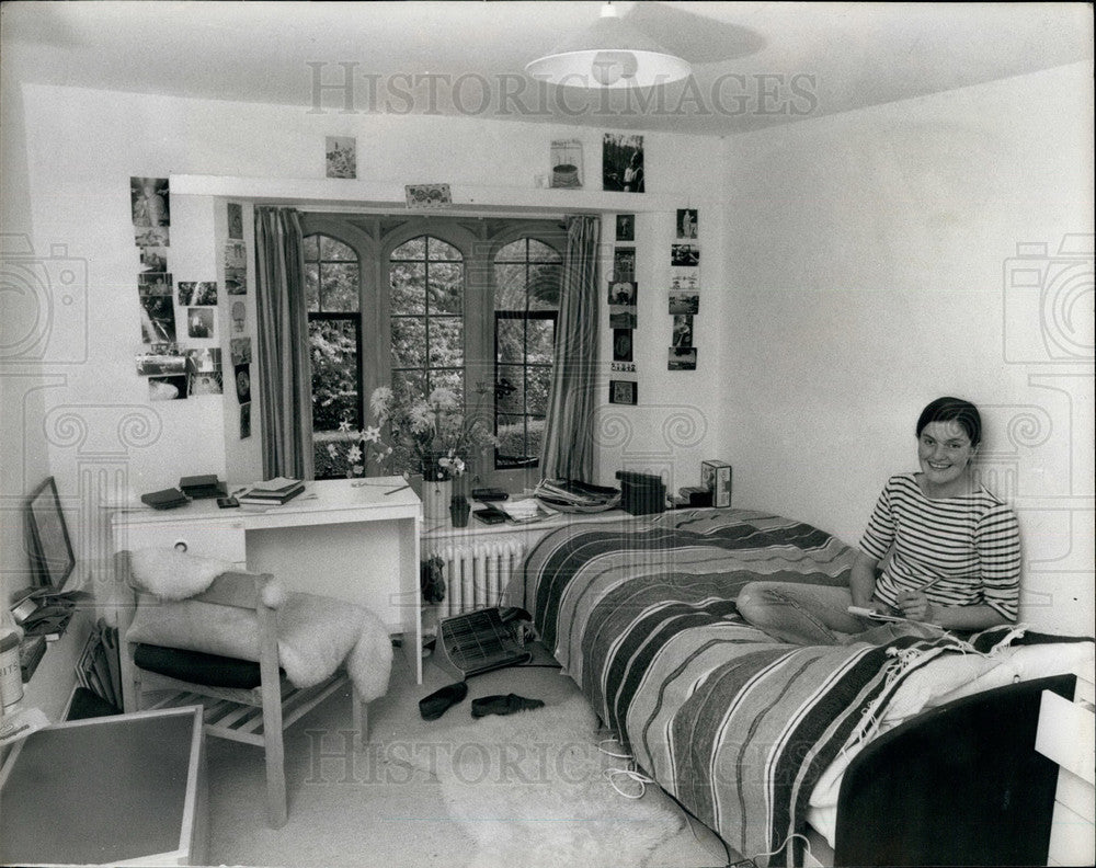Press Photo student Elisabeth Beaupere in her dorm room - KSB26289 - Historic Images