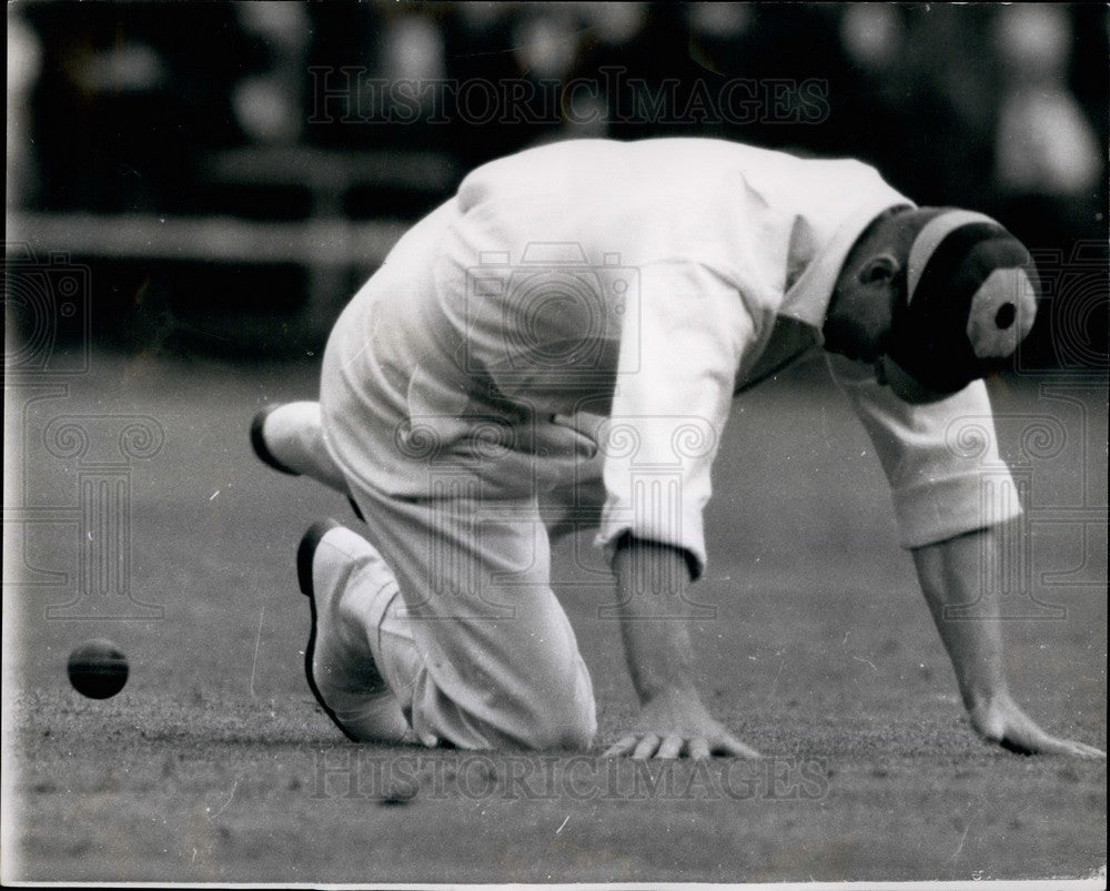 1958 Press Photo The Duke of Edinburgh playing cricket - Historic Images