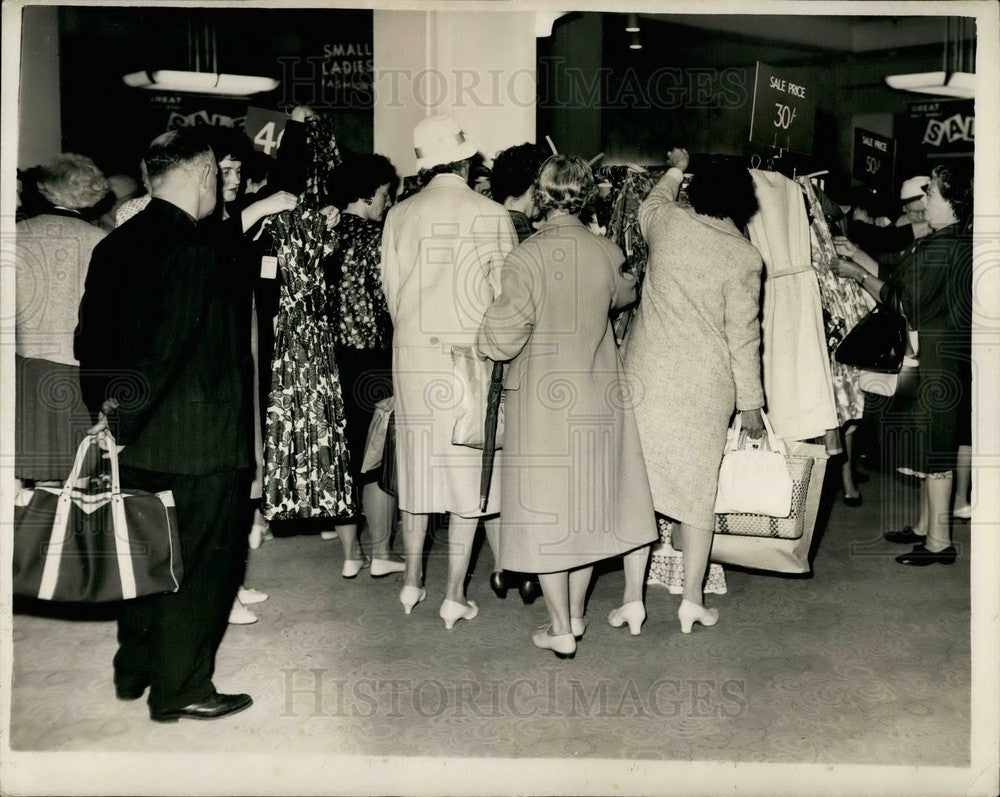 1962 Crowd of women at a sale  - Historic Images