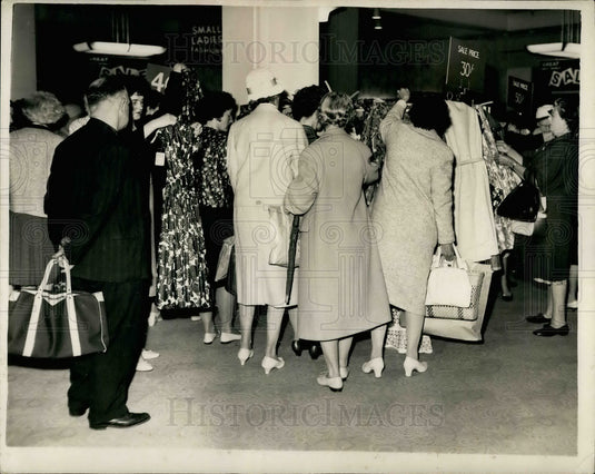 1962 Crowd of women at a sale  - Historic Images