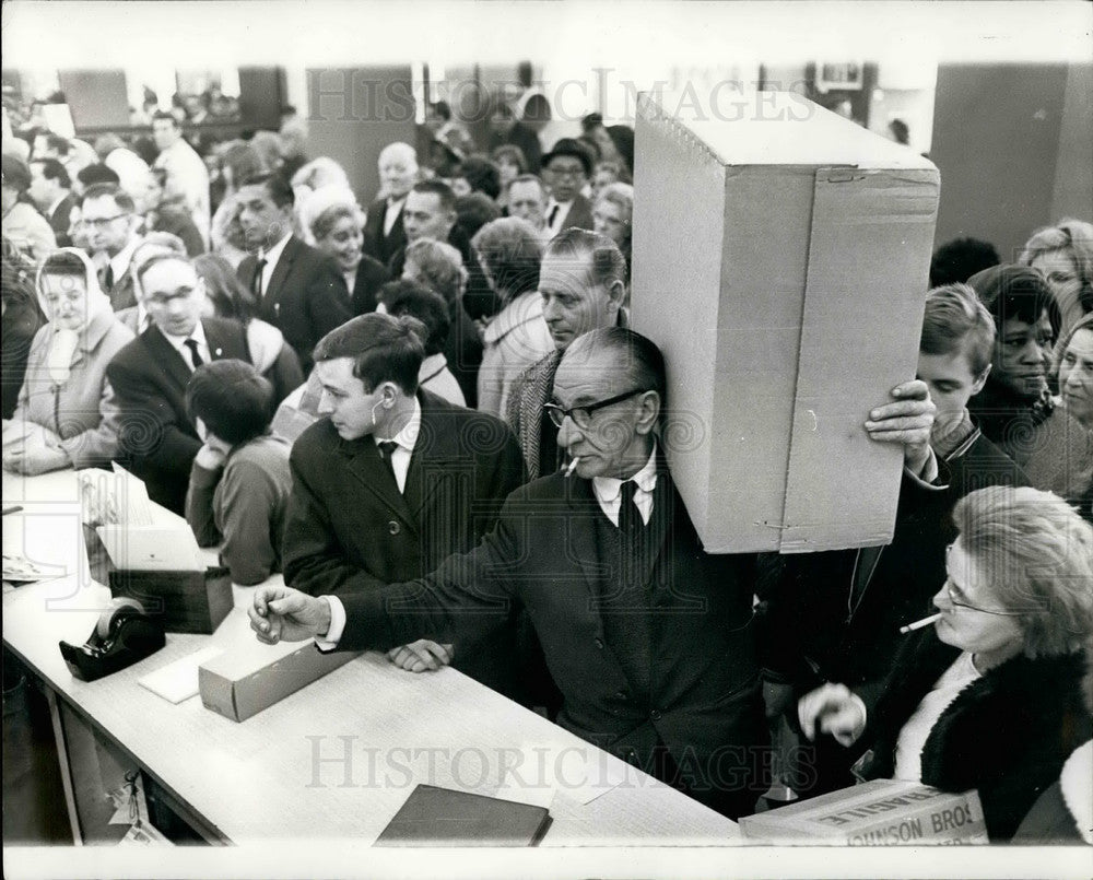 Press Photo Cigarette Coupon Collectors Queue for Free Gifts - KSB26369 - Historic Images