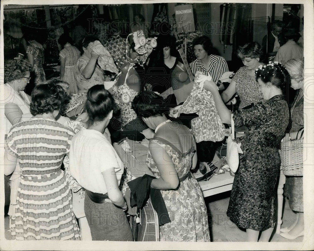 Press Photo Crowd of women at Summer sale at Barker's store in England - Historic Images