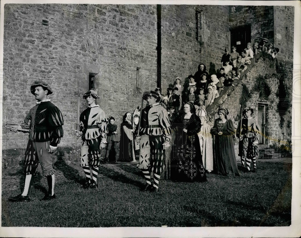 1961, Rehearsal for Bolton Castle Festival - KSB26377 - Historic Images