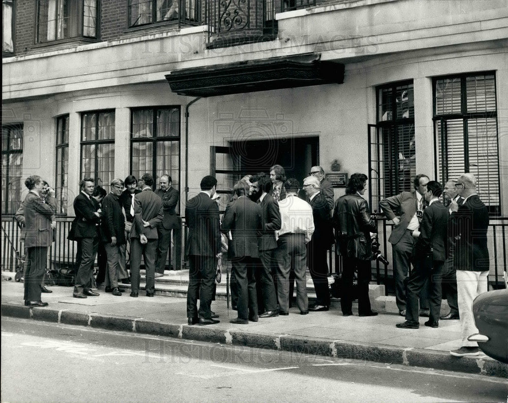 Press Photo King Edward VII Hospital,crowd waits to hear how Princess is - Historic Images