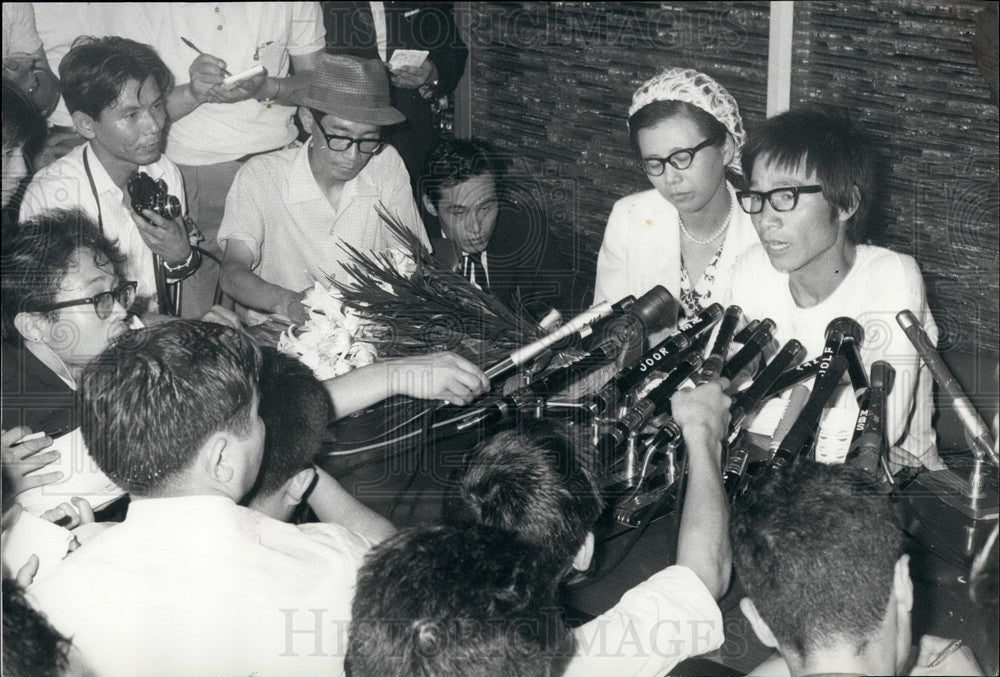 Press Photo Ikuo Kashima & wife at press conf after sea voyage - KSB26407- Historic Images