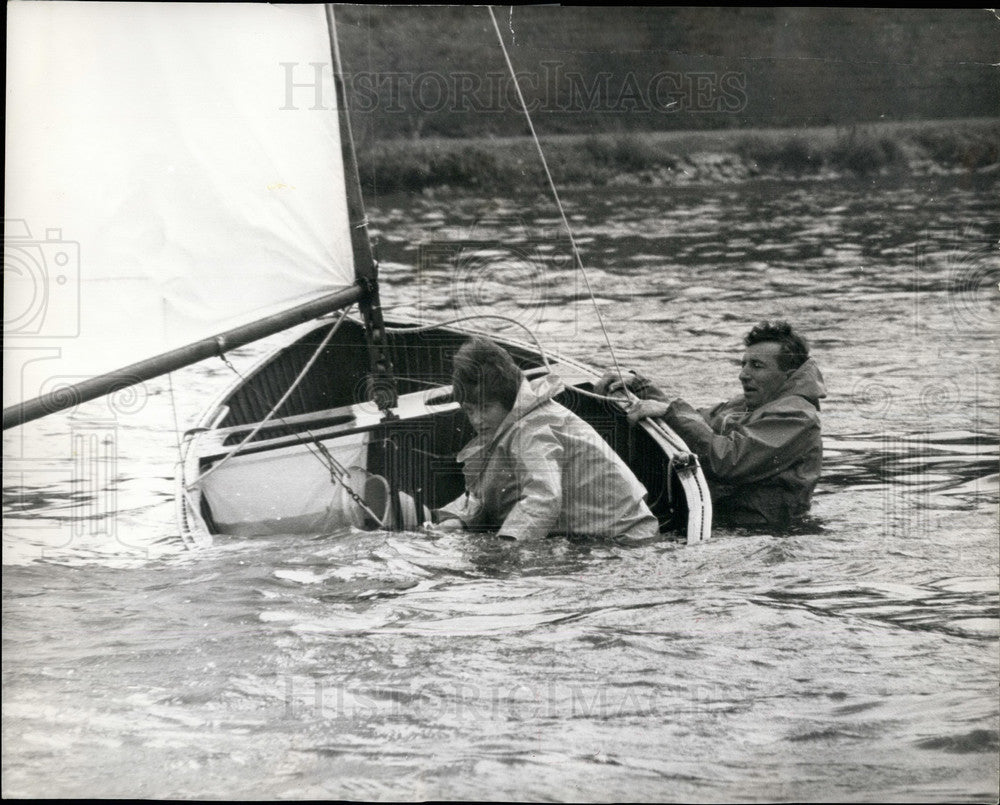 Press Photo Margaret Jackson and Len Geary sinking during a regatta - Historic Images