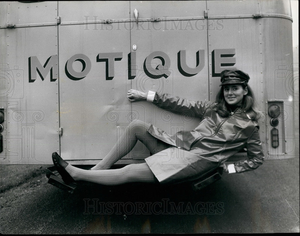 Press Photo Frances Chant Models Rain Wear Steps Motique - KSB26671 - Historic Images