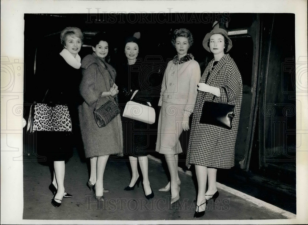 1959 Press Photo Five models at Waterloo station - Historic Images