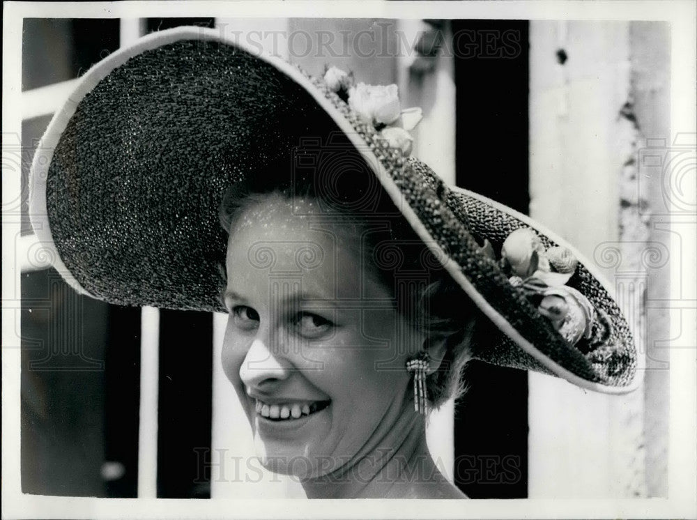 1955 Mrs GH Down in a pretty hat at Ascot - Historic Images