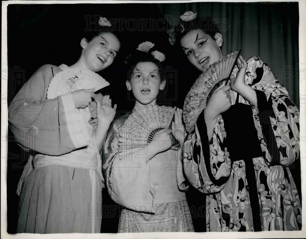 1953 Press Photo Children of the Queens Mill School in play "The Geisha Girl" - Historic Images