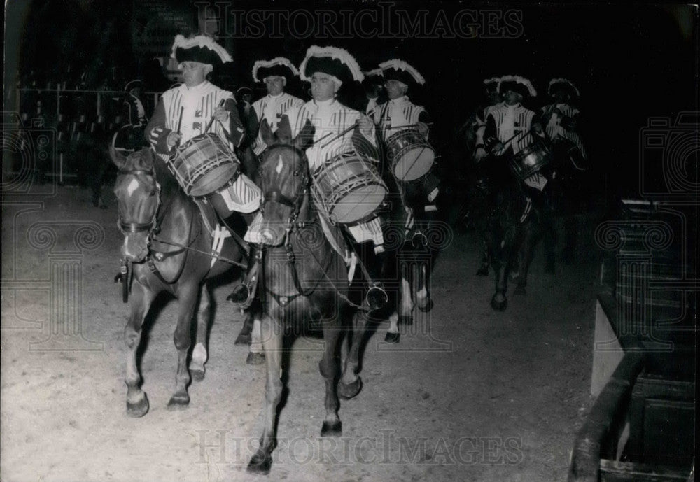 Press Photo Mounted Drummers Uniform Louis XV Army Festival Palais Des Sports - Historic Images