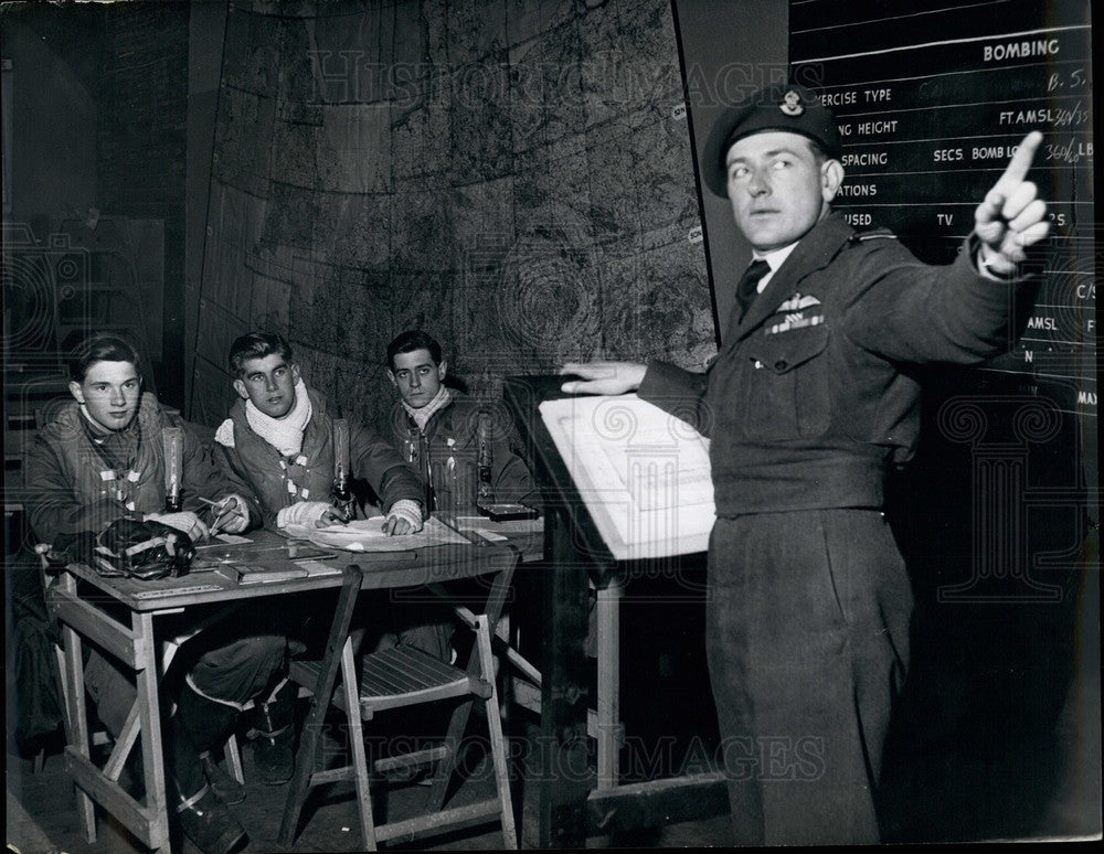 Press Photo Chief Instructor, Canberra Flight Crew - Historic Images