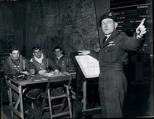 Press Photo Chief Instructor, Canberra Flight Crew - Historic Images