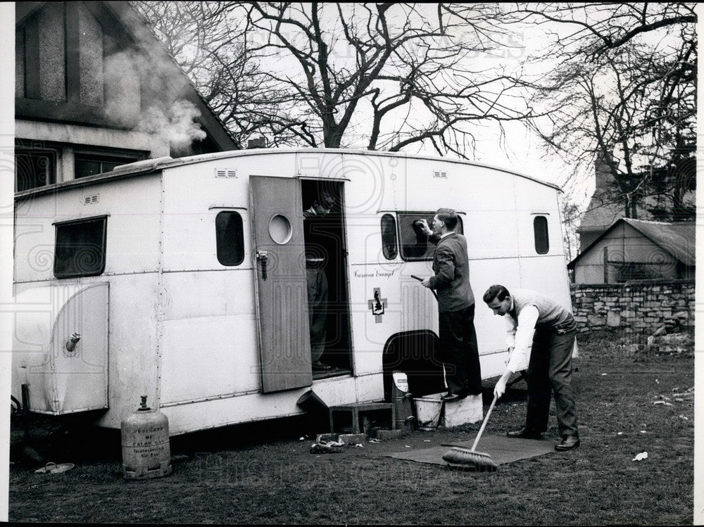 Press Photo Traveling Evangelists - KSB27101 - Historic Images