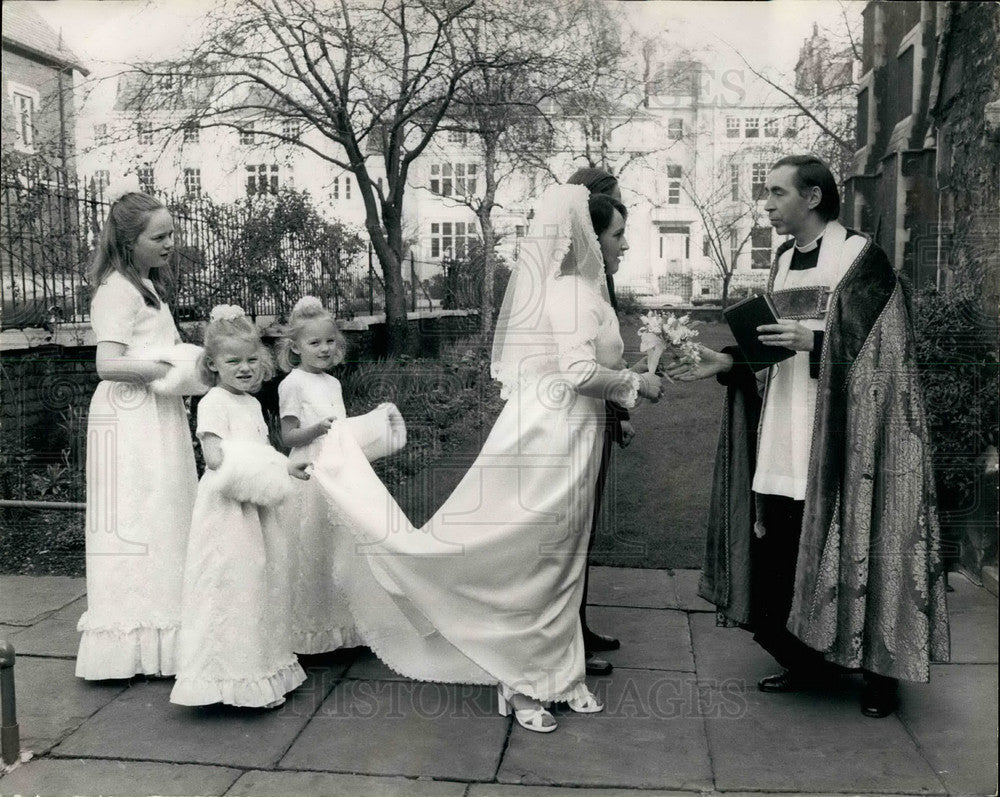 1958 Rev John Pelling is a Vicar in Kensington.performs a wedding - Historic Images