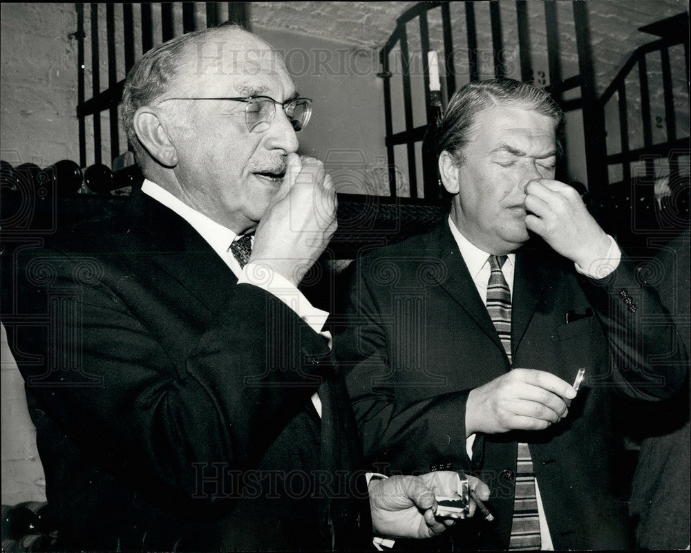 1970 Press Photo Kingsley Amis Becomes Member Of Society Of Snuff Grinders - Historic Images