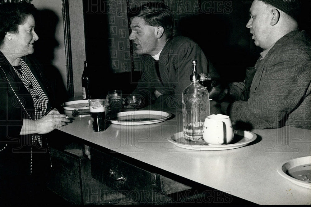 Press Photo The Rev. Cyril Blount in The Forresters ArmsÃ‚Â pub - KSB27241-Historic Images