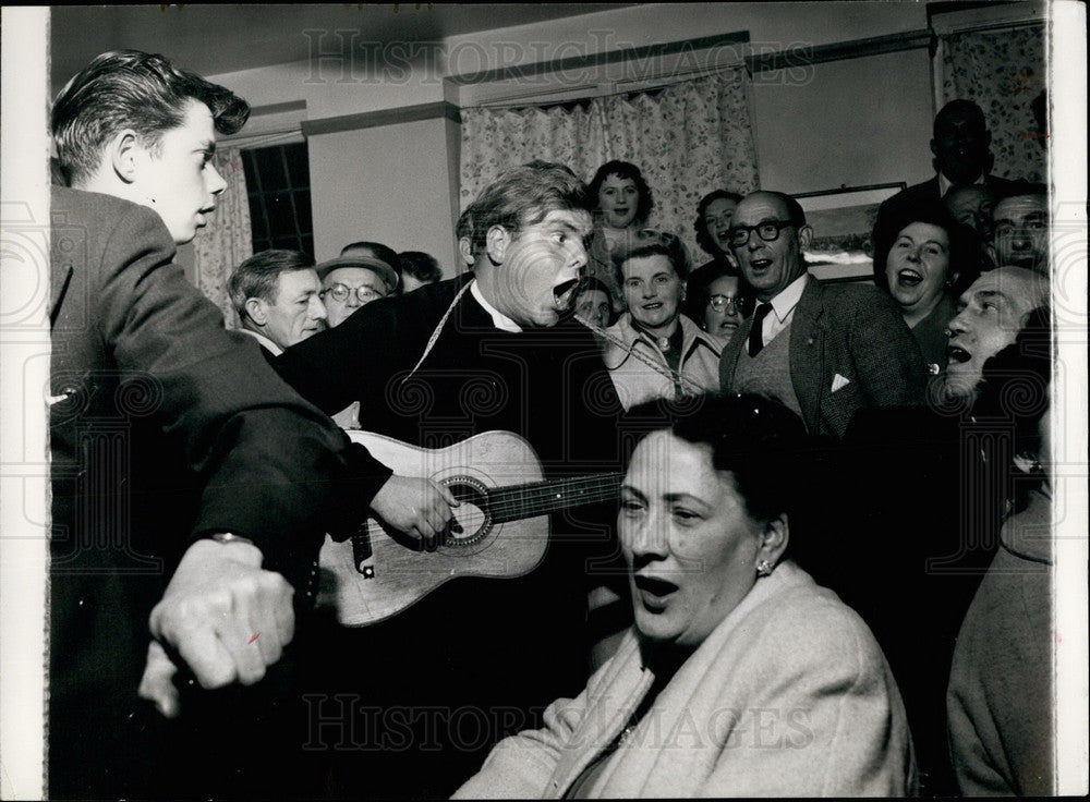 Typical scene in the Bricklayer&#39;s Arms on a Sunday night  - Historic Images