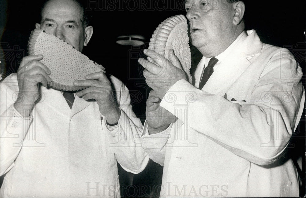 1970 Mr. Alistair Goodfellow &amp; Mr. Arthur Harding Judge Baking - Historic Images