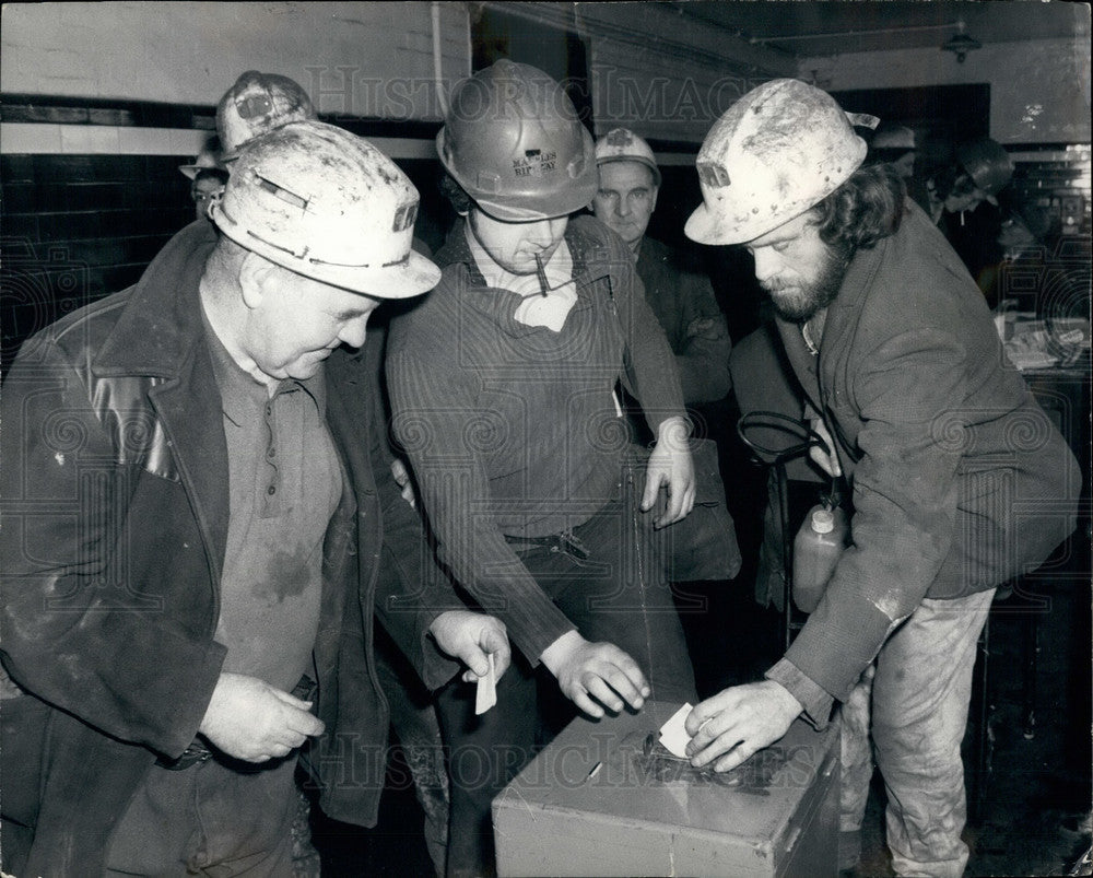 1977, Group Kent Miners Vote On Early Retirement Proposal - KSB27327 - Historic Images