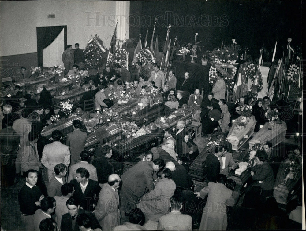 Press Photo Large Group People Observe Flower Covered Caskets - KSB27359 - Historic Images