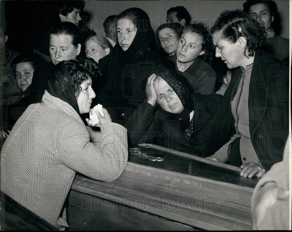 Press Photo Women In Sorrow Over Casket - Historic Images