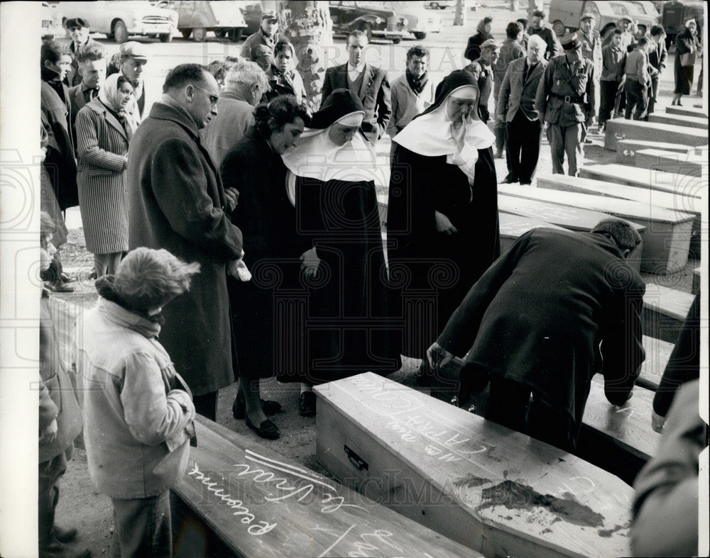 1959 Sisters Of Mercy Others Look At Coffins Dam Break Victims - Historic Images