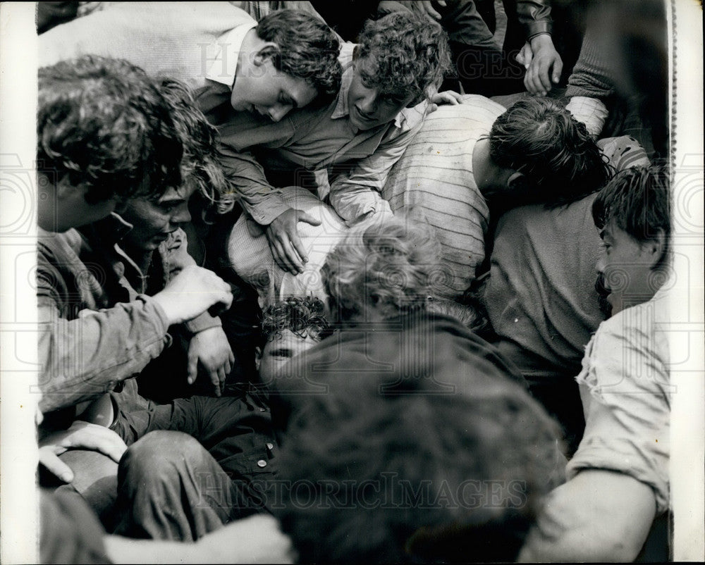 Press Photo Crowd for British ceremony - KSB27487 - Historic Images