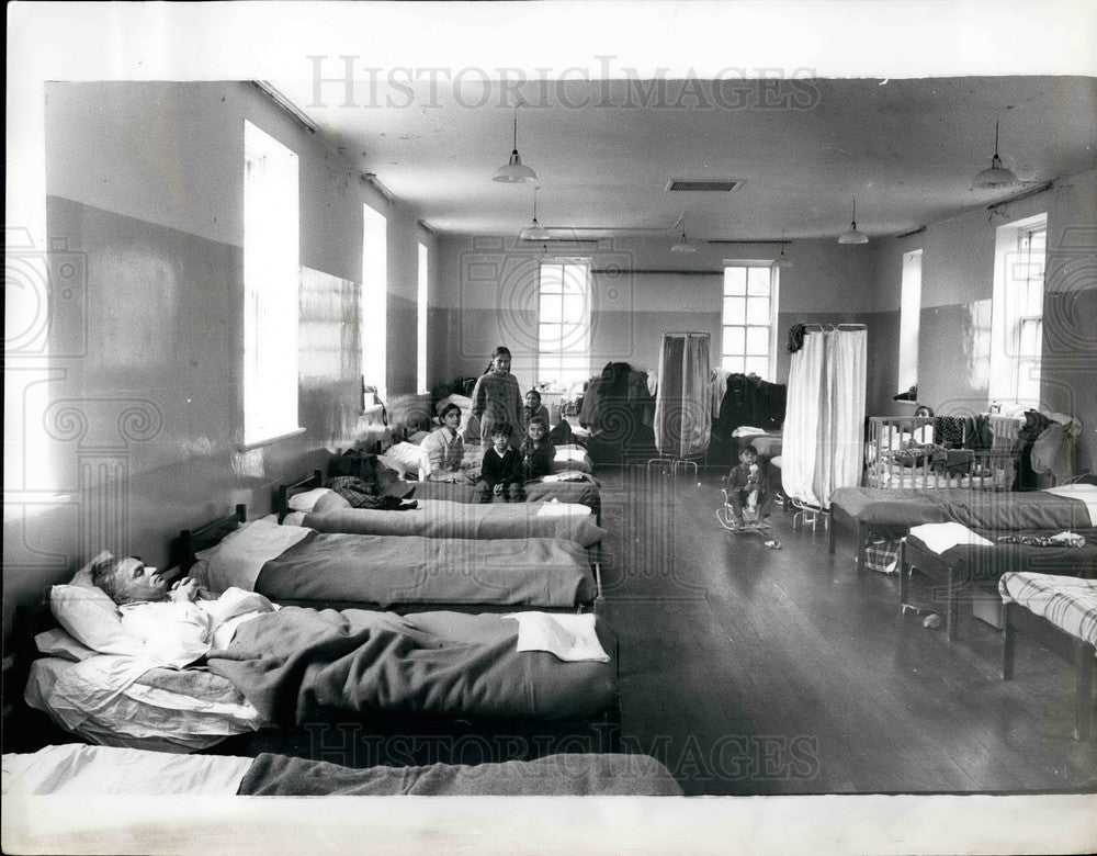 1972 Press Photo Barrack Room Ugandan Refugees RAF Stradishall Suffolk-Historic Images