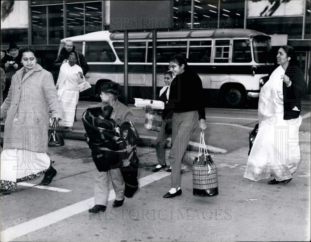 Press Photo Kenyan Asian Immigrants Arrive London Airport Refugees - KSB27589 - Historic Images