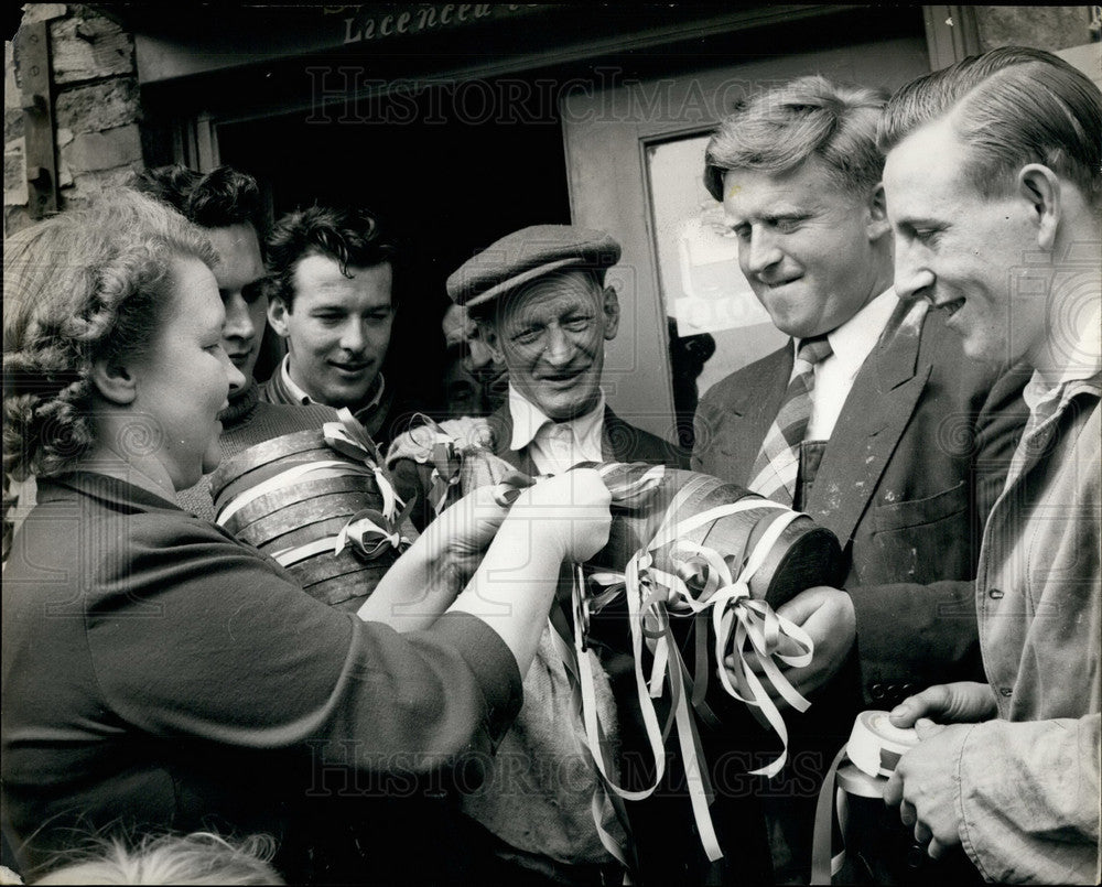 Press Photo Kegs Bottles Ribbons Tied Hare Pie Bank Mrs. R. Willard - KSB27601 - Historic Images