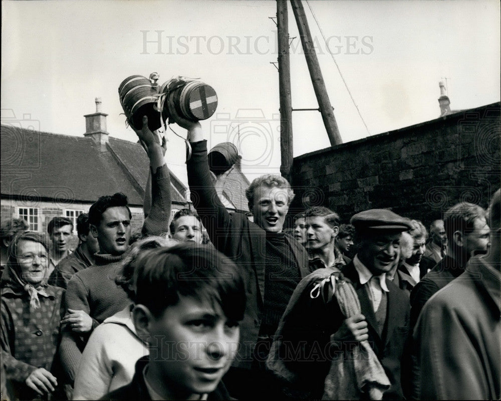 Press Photo People On Way Hare Pie Bank Kegs Bottles - KSB27615-Historic Images