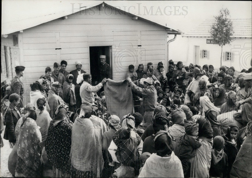 1957 Press Photo Distribution Of Food To Population in Algiers - KSB27649-Historic Images