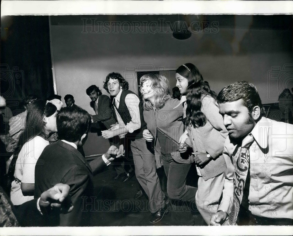 1972, Ugandan Asian Refugees Rock 'N' Roll At Stradishall Camp - Historic Images