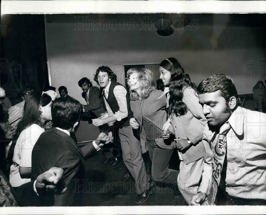 1972, Ugandan Asian Refugees Rock 'N' Roll At Stradishall Camp - Historic Images