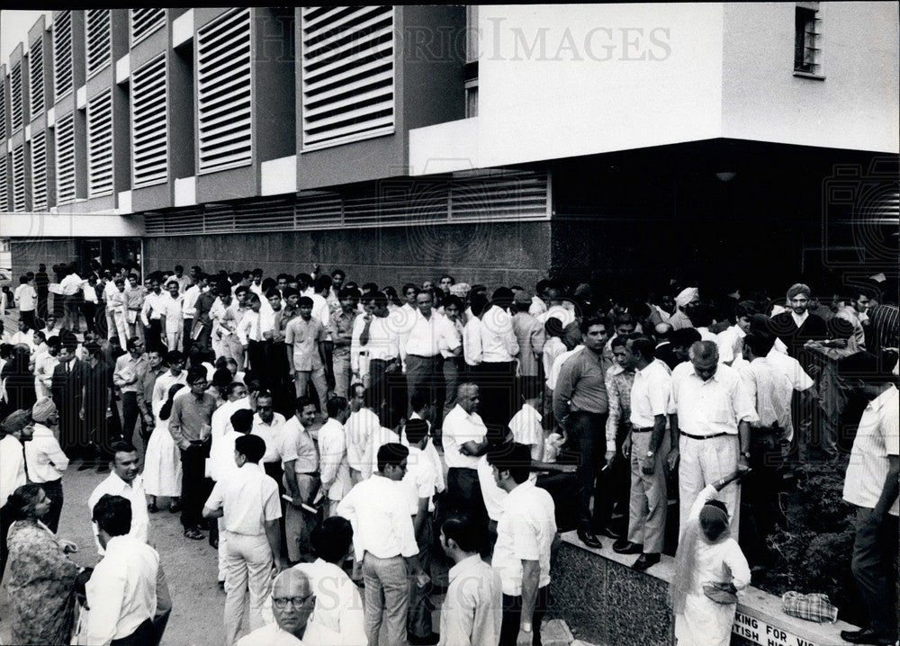 Press Photo Thousands of Asians Crowd outside the British High Commission-Historic Images