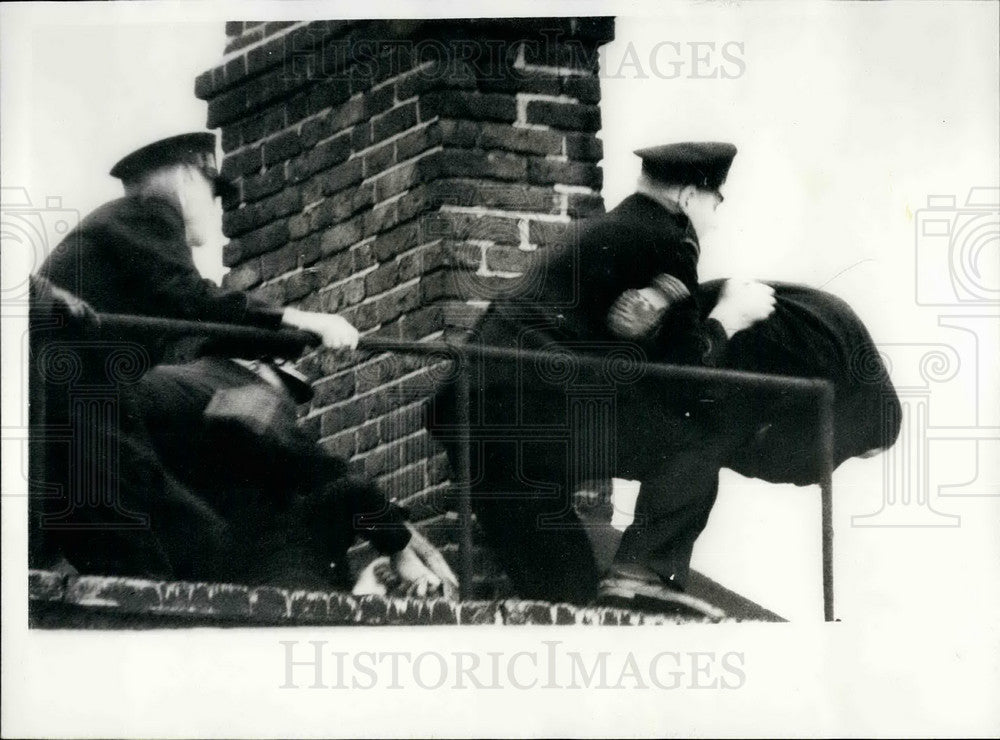 Press Photo Man With A Child In His Arms Threatens To Jump From The Roof - Historic Images