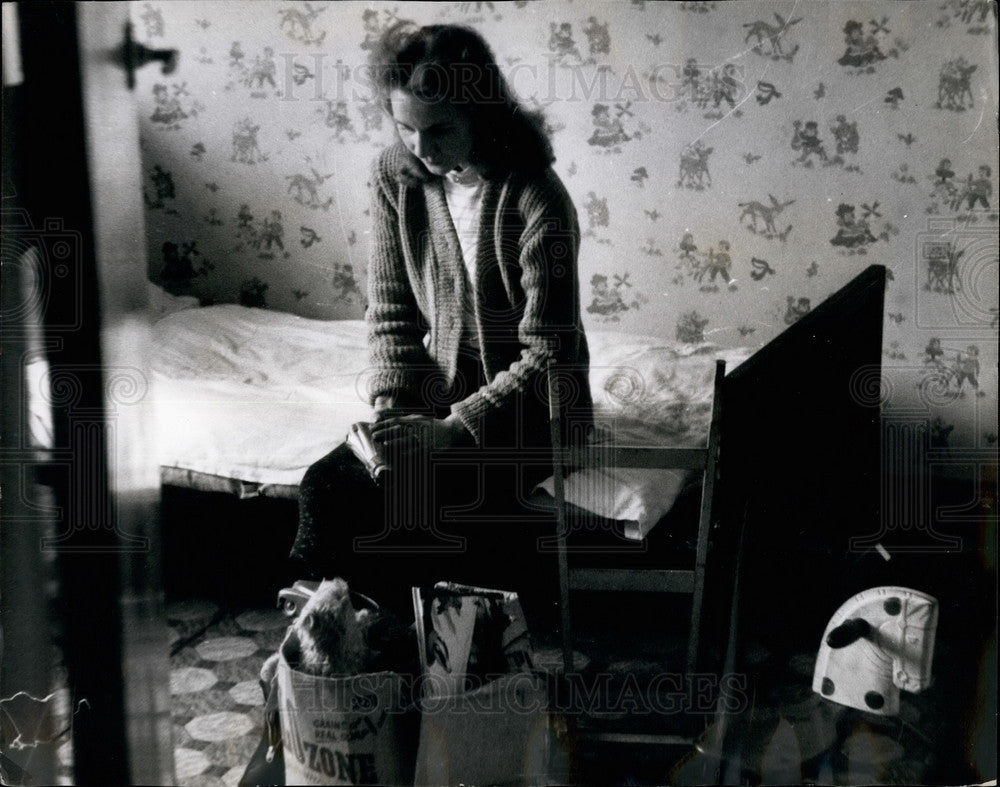 1956 Press Photo Evelyn Fearon Looks Dejected As She Sits In Son's Room-Historic Images