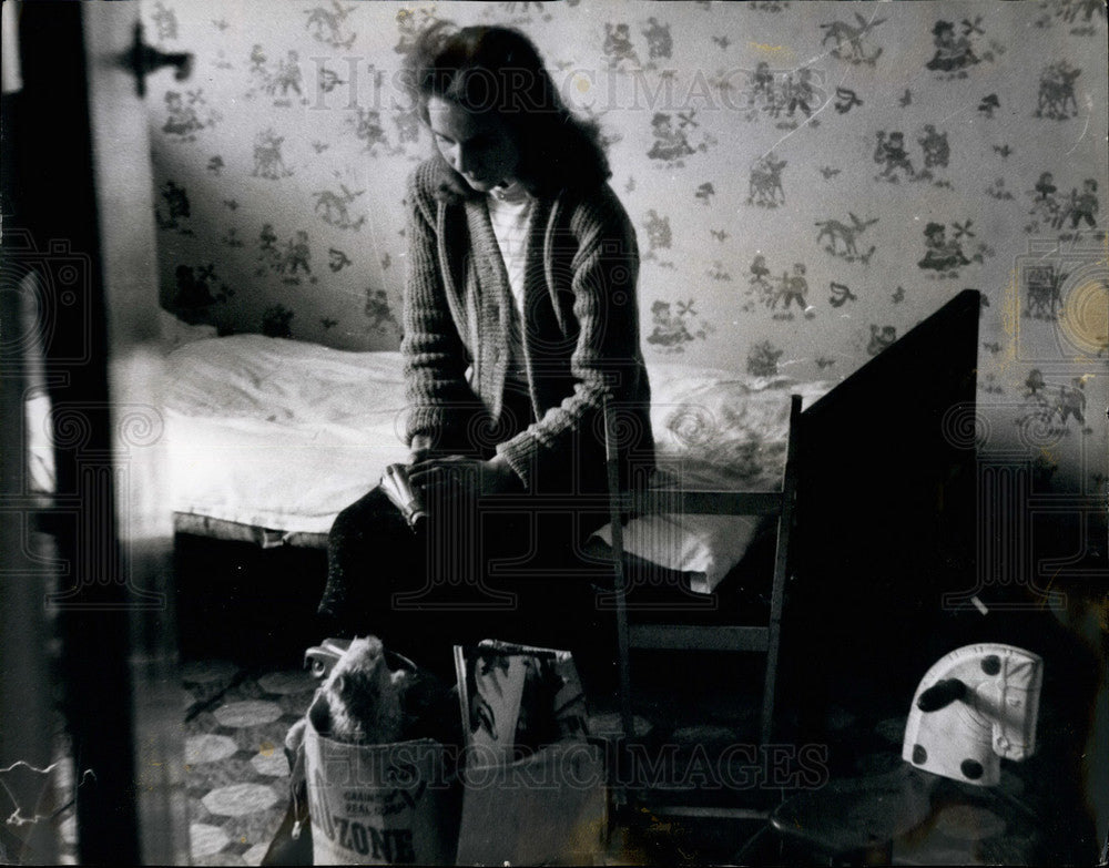 1956 Press Photo Evelyn Fearon Looks Very Dejected As She Sits In Son's Room-Historic Images
