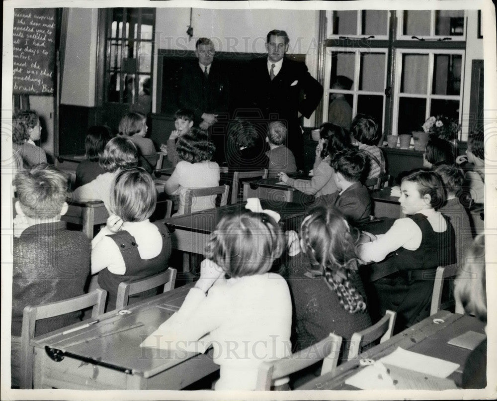 1956 Gordon Oakley Questions Pupils In Boy's Disappearance - Historic Images