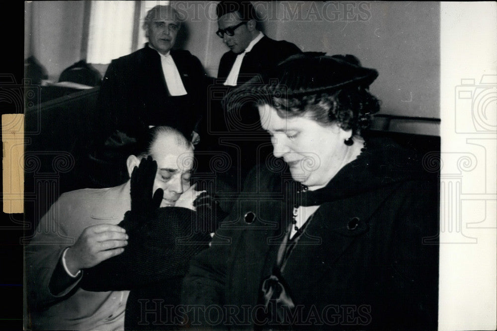 1958 Press Photo Murderers on trial as mother weeps - KSB27851-Historic Images