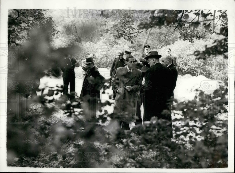 1957 Press Photo Police And Officials At Scene Of The Search For Mrs. Maitland - Historic Images