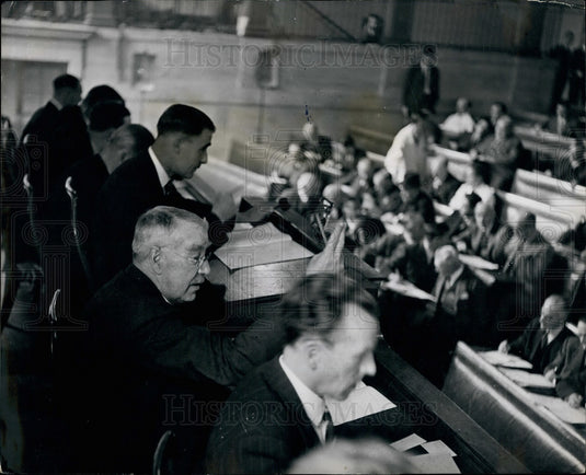 Press Photo Auctioneer Frank Gold & Mr. John Gold at Fur auction - KSB27899 - Historic Images