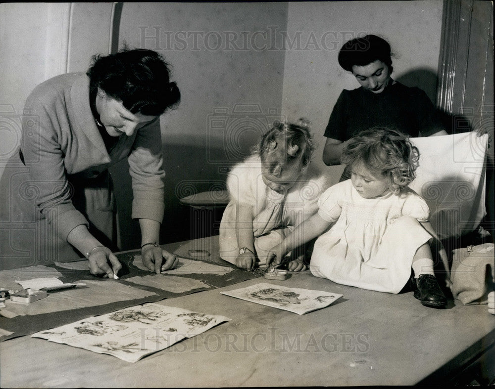 Press Photo Mrs. D.R. Robinson Makes Her Own Dress - Historic Images