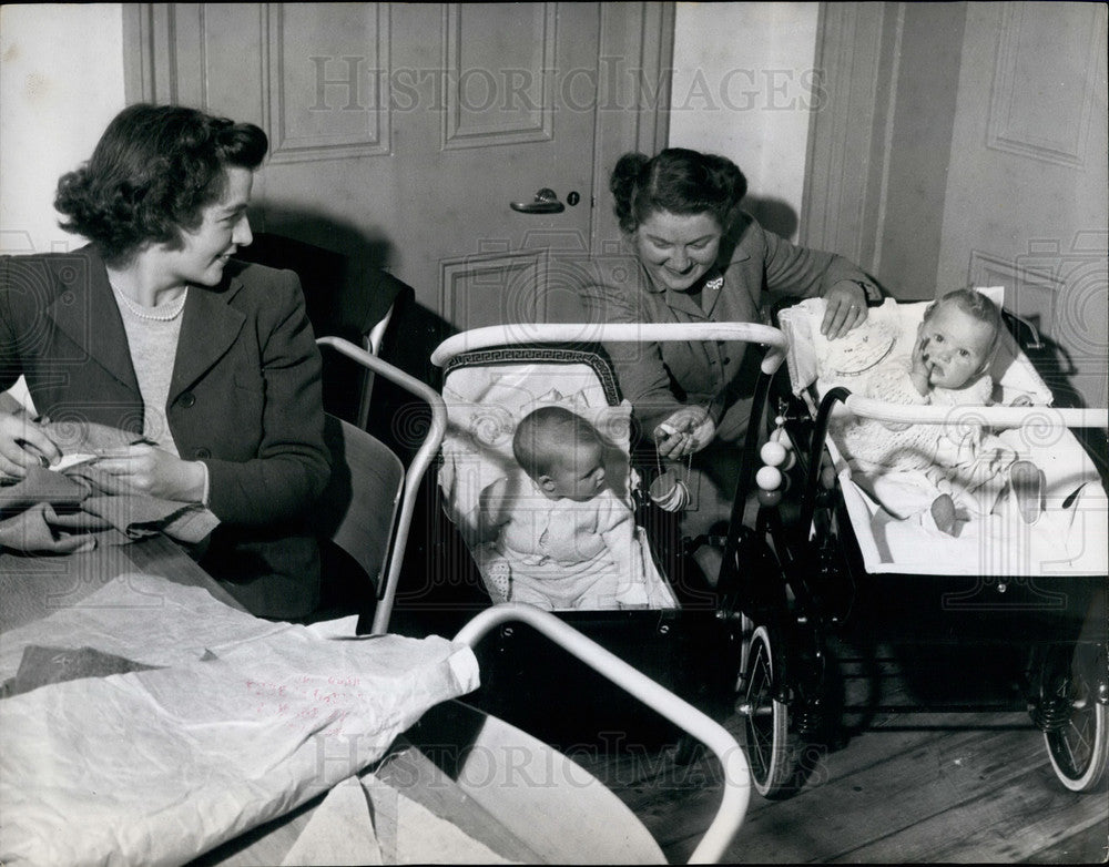 Press Photo Mothers Take Their Babies To Dressmaking Classes - Historic Images