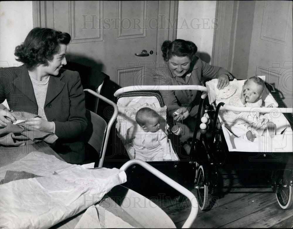 Press Photo Mothers Take Their Babies To Dressmaking Classes - Historic Images