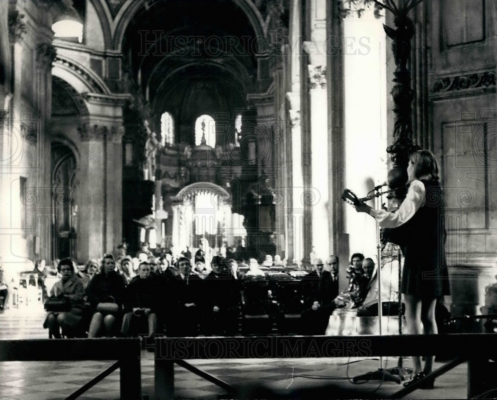 1969 Folk Singer Suzanne Harris Singing In St. Paul's Cathedral - Historic Images