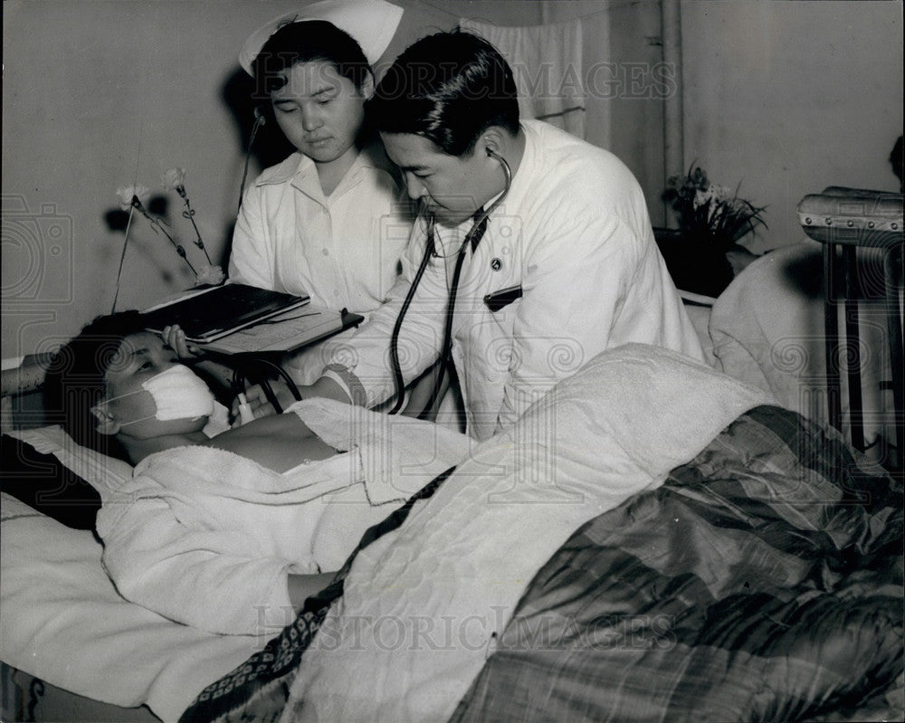 Press Photo "Doctor Courageous", Dr. Watanabe, On His Ward Rounds - KSB28061 - Historic Images