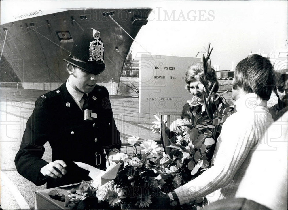 1973 Massive Security Precautions For Liner Queen Elizabeth 2 - Historic Images