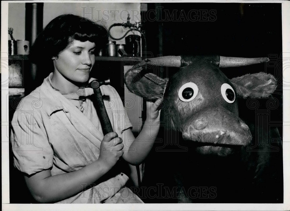 Press Photo Mary Lawrence Repairs Fabric Cow Eunice London - KSB28163 - Historic Images